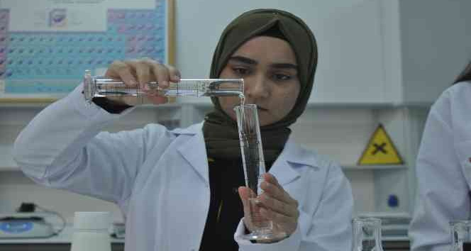 Meslek liseliler ürettikleri çiçeklerden parfüm geliştirdi