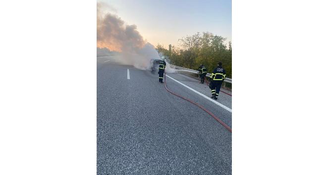 Kırklareli’nde seyir halindeki araç alev alev yandı