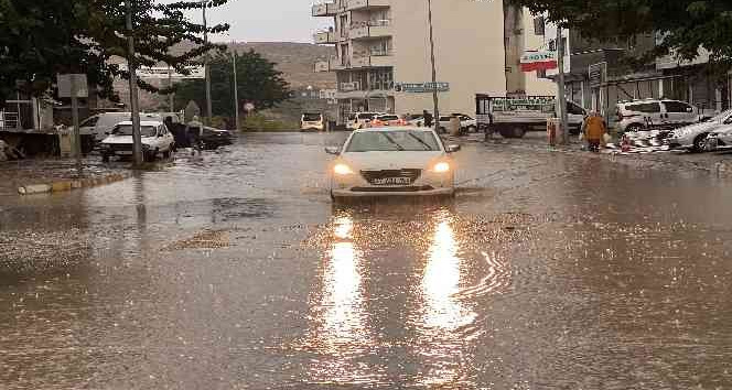 Mardin’de şiddetli yağmur yolları göle çevirdi