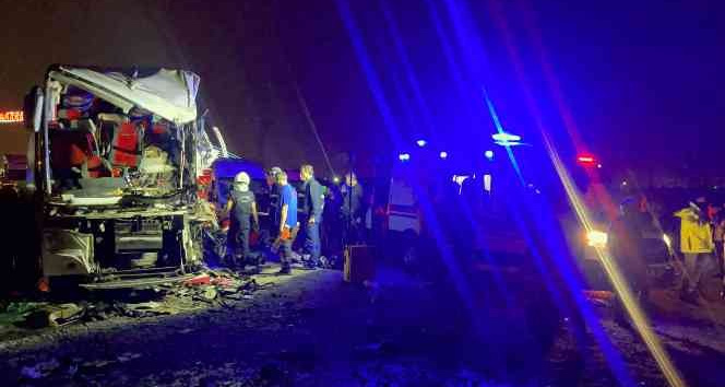Batman’dan Diyarbakır istikametine seyir halinde olan otobüs ile tırın karıştığı trafik kazasında 1 kişi hayatını kaybetti, 22 kişi yaralandı.
