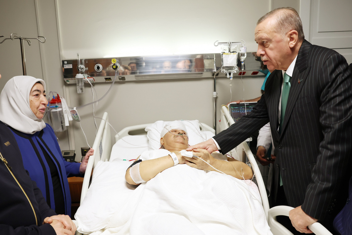 Cumhurbaşkanı Erdoğan, Binali Yıldırım’ı ve Şamil Ayrım’ı hastanede ziyaret etti