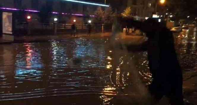 Siirt’te ilginç görüntü: Sağanak sonrası göle dönen caddeye ağ attı