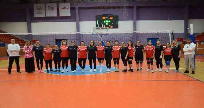 Meme kanserine voleybol maçı ile dikkat çektiler