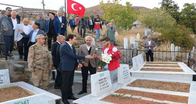 Solhan’da PKK saldırısında şehit olan 19 vatandaş kabirleri başında anıldı