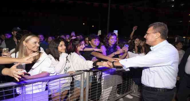 Mersin Gençlik Festivali ’Duman Konseri’ ile sona erdi