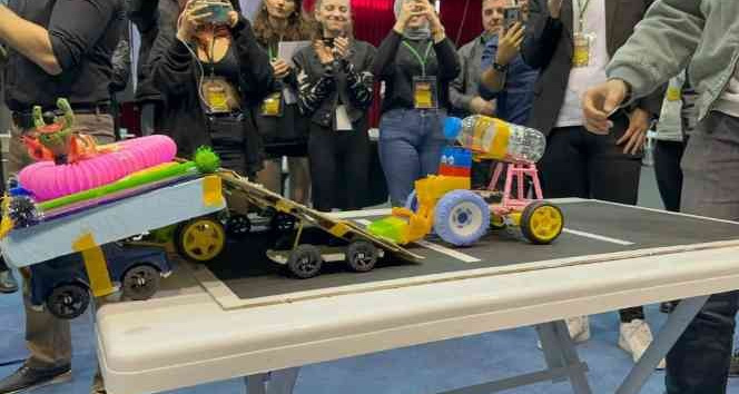 En “kötü” olmak için tasarlanan robotlar birincilik için savaştı