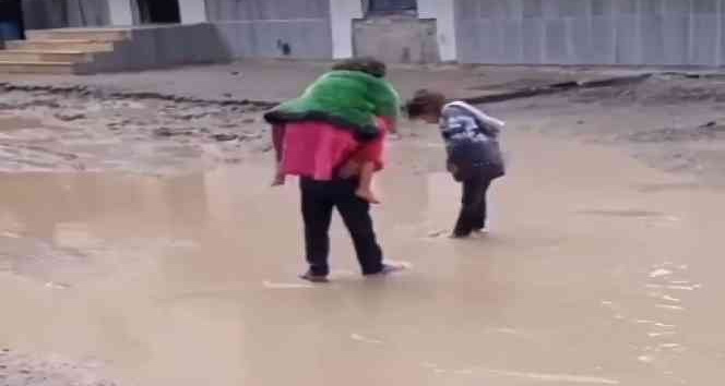 Vefakar abla göle dönen yolda kardeşini sırtında taşıdı