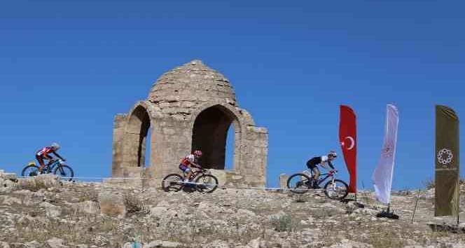 Mardin’de bisikletçiler, Dara Antik Kenti’nde pedal çevirdi