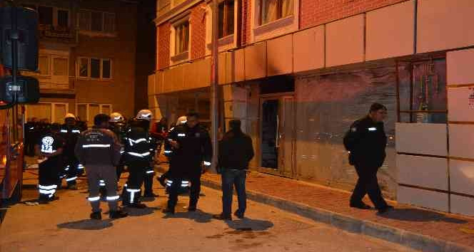 Depoda çıkan yangın mahalleliyi sokağa döktü
