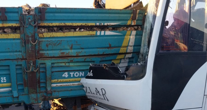 Kütahyada işçi servisi ile pancar yüklü traktör çarpıştı: 13 yaralı