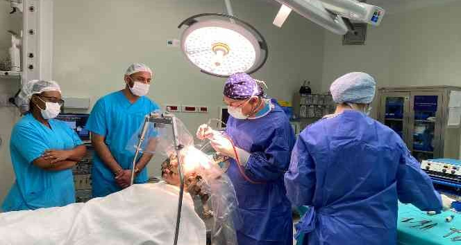 Beyin pili ameliyatı eğitimi için Afrika’dan Türkiye’ye geldiler