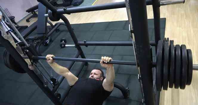 Milli sporcu yüzmeden sonra halterde de engel tanımıyor