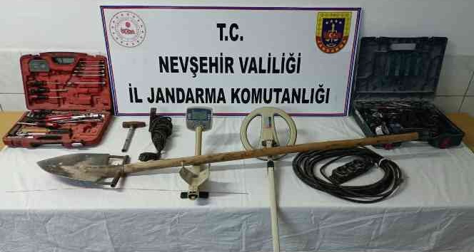 İzinsiz kazı yapan 2 kişiye gözaltı