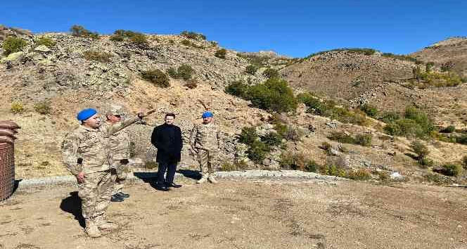 Kaymakam İrdelp, Vatan Tepe üs bölgesinde incelemelerde bulundu