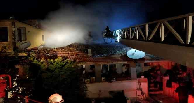 Bir evde başlayan yangın diğerine de sıçradı