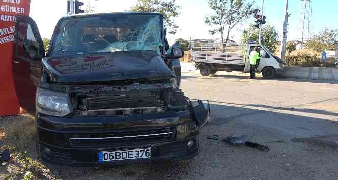 Minibüs, kırmızı ışıkta bekleyen kamyonete çarptı: 2 yaralı