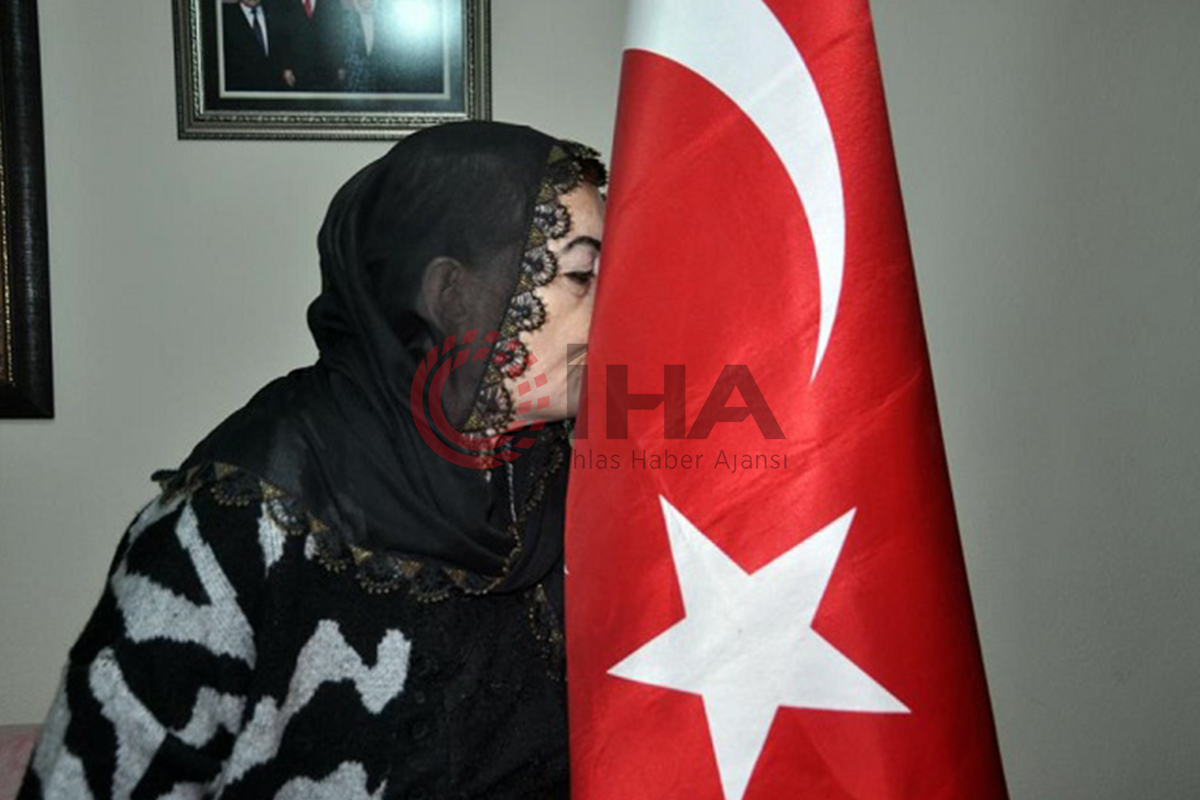 37 yıl boyunca bayrak nöbeti tutan Türkiye’nin ilk kadın güvenlik korucusu hayatını kaybetti