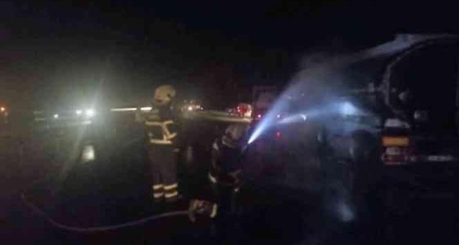Asfalt yüklü tanker seyir halindeyken alev aldı
