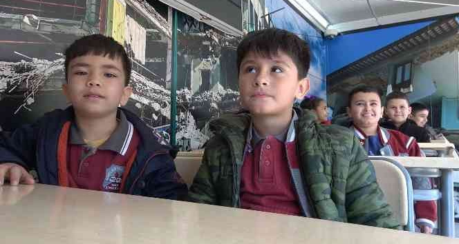 Öğrencilere simülasyon tırında deprem eğitimi verildi