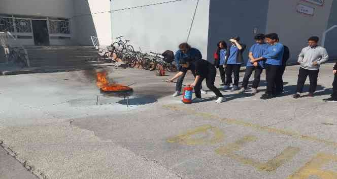 Yalova İtfaiyesi’nin yangın eğitimleri devam ediyor