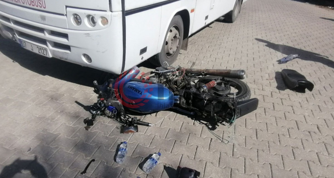 Şehir içi minibüs motosikletle çarpıştı:1 yaralı