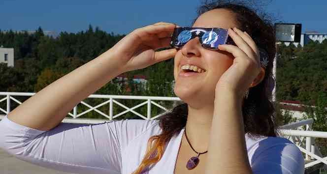 Samsun’da güneş tutulmasına üniversite öğrencileri ilgi gösterdi