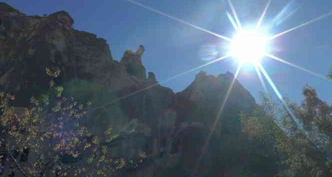 Peribacaları arasında güneş tutulmasını izlediler