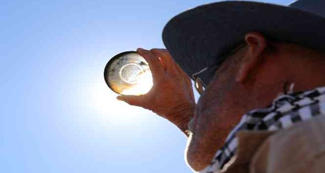 Tarihi anı kaçırmamak için çay tabağını karartıp izledi