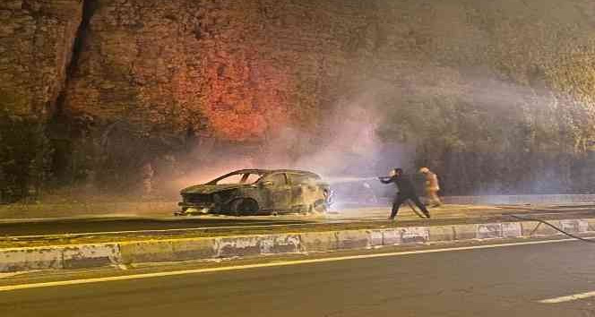 Mardin’de seyir halindeki otomobil alev alev yandı