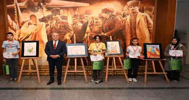 Resim yarışmasında dereceye giren öğrencilere ödülleri verildi