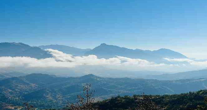 Yağmurdan sonra oluşan sis kartpostallık manzara oluşturdu