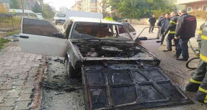 Seyir halindeki otomobil alev alev yandı