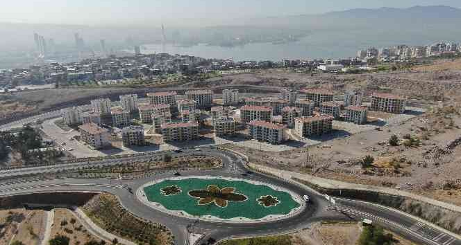 İzmir’de deprem konutları sahiplerini bulmaya devam ediyor