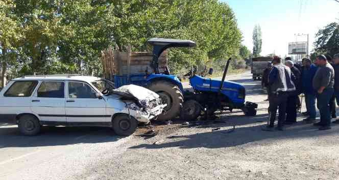 Tokat’ta 2 kişinin yaralandığı kaza anı güvenlik kamerasına yansıdı