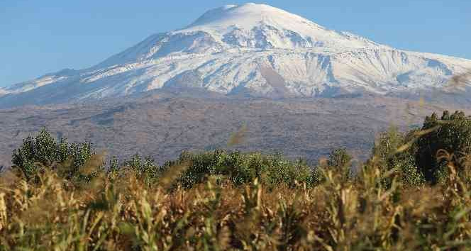 Bulutlar çekildi, Ağrı Dağı’nın ihtişamı ortaya çıktı