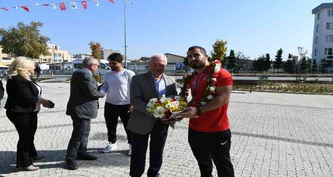 Dünya 3.’sü milli güreşçi Feyzullah Aktürk davul-zurna ile karşılandı