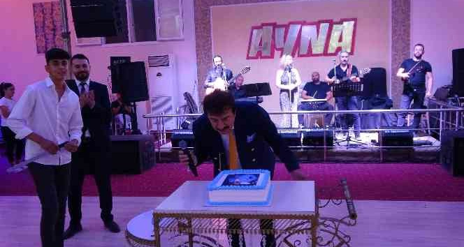 Şair Ahmet Selçuk İlkan sahnede 67. yaşını kutladı