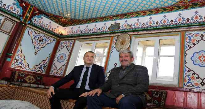 Vali Taşbilek usta ile çırağının 150 yıl önce yaptığı köy odalarını ziyaret etti