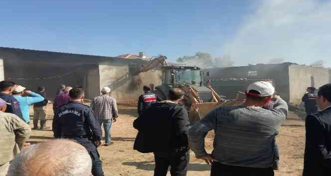 Ahırda çıkan yangın korkuttu