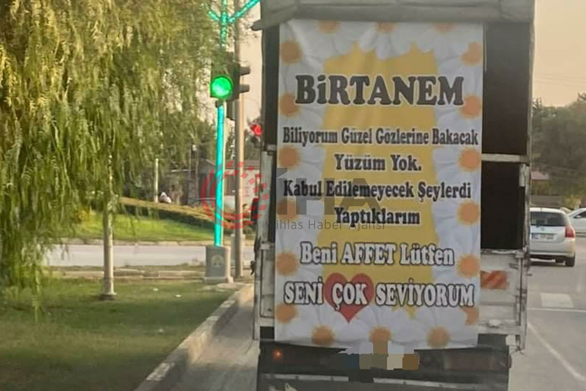 Kamyonetin arkasına astığı pankartla eşinden af diledi