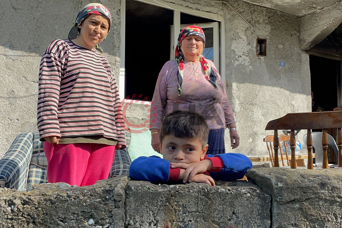 Evleri yanan 5 yaşındaki Alperen, küle dönen eşyasına ağladı