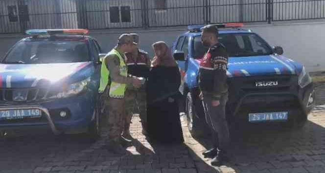 Jandarma 57 yaşındaki kadının çalınan parasını bularak kendisine teslim etti