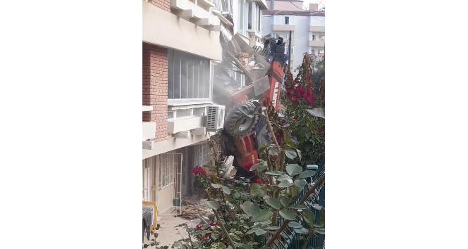 Yalova’da kontrolden çıkan iş makinesi apartmana çarptı