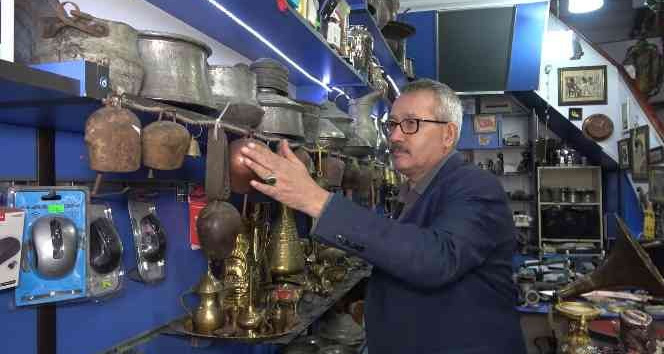 En eskisi 200 yıllık: Yüzlerce antika eşyayı işyerinde sergiliyor