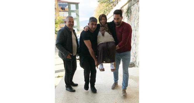 jandarma yaşlı kadını evine böyle çıkarttı