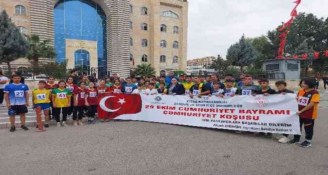 Cizre’de öğrenciler Cumhuriyet için koştu