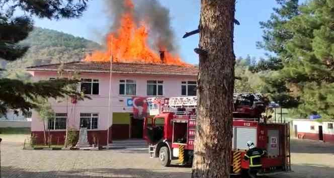 Öğrenciler dersteyken yangına yakalandı