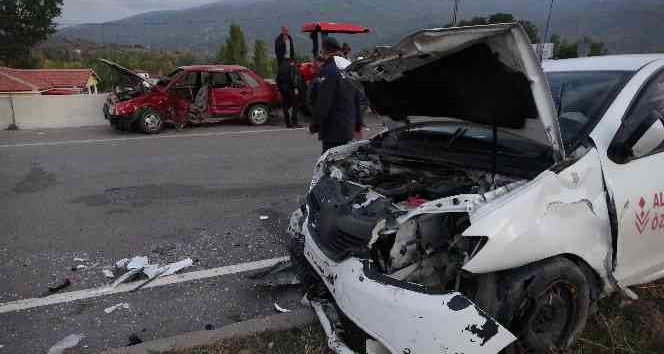 Tokat’ta iki otomobil çarpıştı: 1 ölü, 2 yaralı