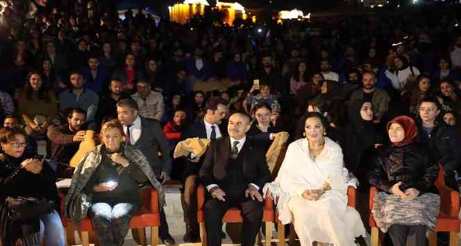 Yeşilçam’ın sultanı Türkan Şoray, Mezopotamya Ovası’na karşı hayranlarıyla film izledi