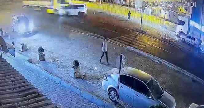 Mardin’de tır ile minibüs çarpıştı, yaya son anda kurtuldu